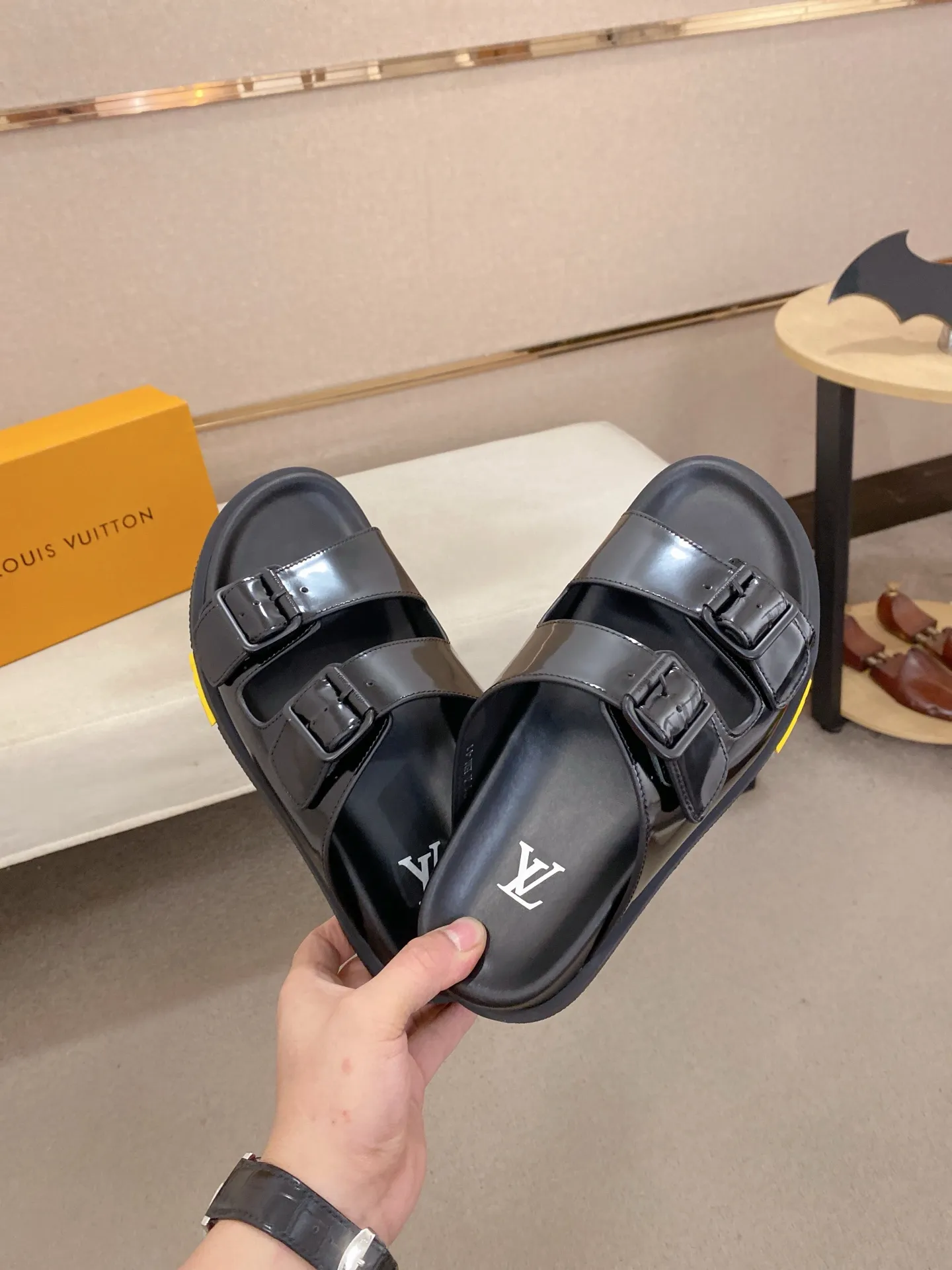 Factory price: 420💰Made by LV🔍Top purchasing agent. Men's spring and summer slippers are available at the same counter. The uppers are made of cowhide imported from Italy. High-quality craftsmanship, soles: original soles specially provided by the original factory, exclusive movable molded soles are super comfortable, original factory follow-up goods, 🔍🔍high quality, can be entered and exited the counter at will, welcome to compare, code number 38-44. Can be customized45